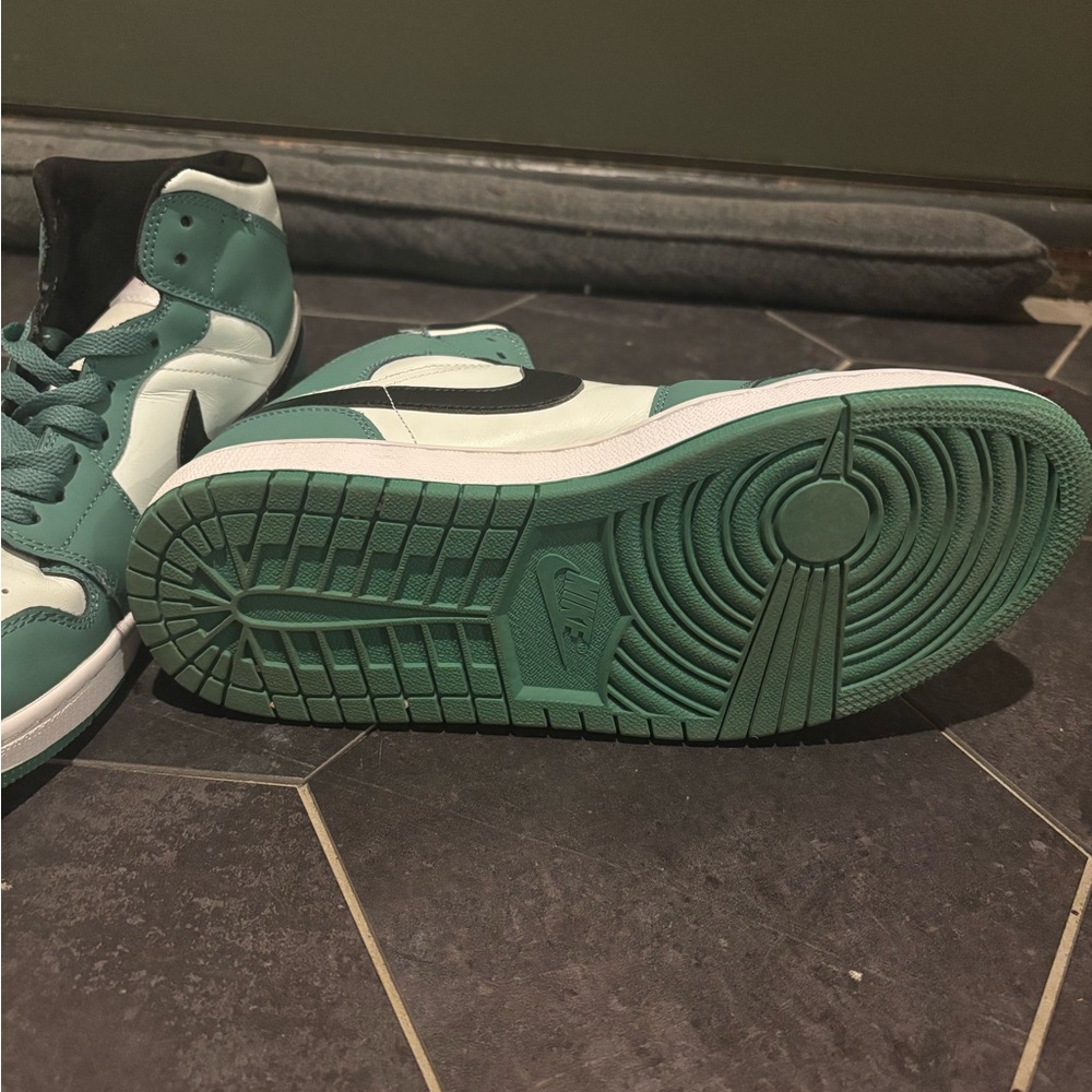 Nike Air Jordan 1 Mid Dutch Green - Picture 4 of 6